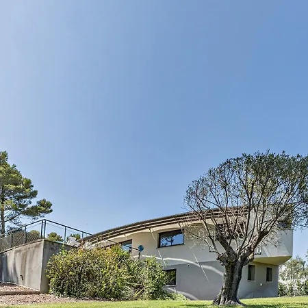Superbe Et Spacieuse Propriete Avec Piscine Et Spa *