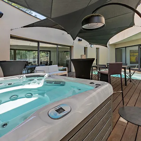 Superbe Et Spacieuse Propriete Avec Piscine Et Spa