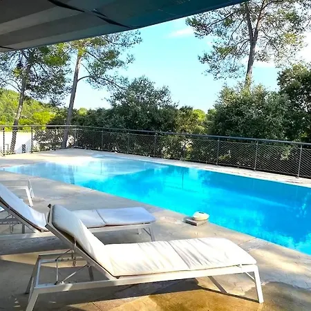 Superbe Et Spacieuse Propriete Avec Piscine Et Spa