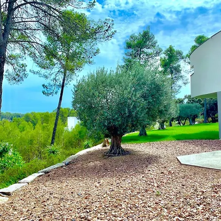 Superbe Et Spacieuse Propriete Avec Piscine Et Spa *