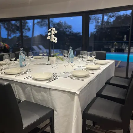 Superbe Et Spacieuse Propriete Avec Piscine Et Spa Villa *