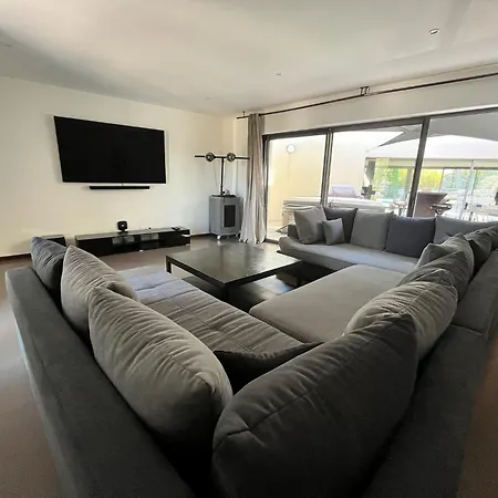 Superbe Et Spacieuse Propriete Avec Piscine Et Spa Villa *